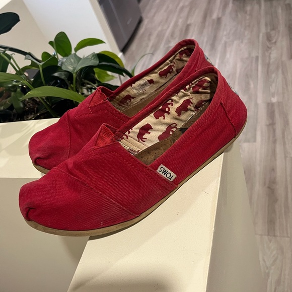 Red TOMS - Picture 2 of 4